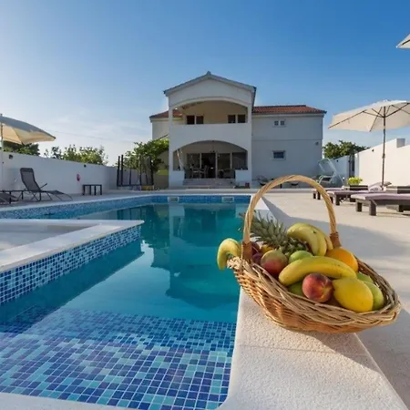 Ferienhaus Mit Privatpool Fur 8 Personen Ca 139 Qm In Lozovac, Dalmatien Norddalmatien Holiday home *